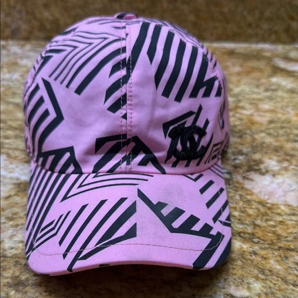 CHANEL Pink and Black Geometric Hat CHANEL Black x Pink CC beanie ⭕️Available now ⭕️ 黑x粉  main image 2